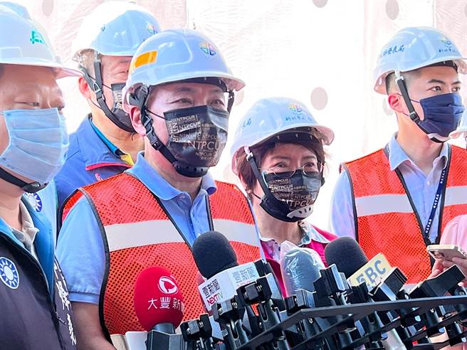 侯友宜说，新北身为大县市，面对国家缺电危机，得更积极扮演好自身角色。（李奇叡摄）