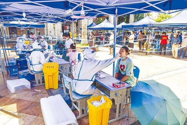 海南疫情升温，图为海南省海口市琼山区市民7日核酸检测。（图／中新社）