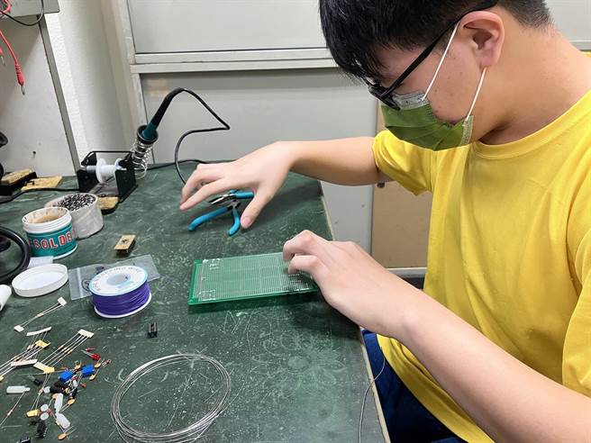 參加全國技能競賽的選手專心練習。（勞動部高屏澎東分署提供／林瑞益高雄傳真）