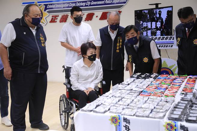 台中市长卢秀燕腿伤復班后首公开行程，上午参加台中市警察局的「安居专案」破案记者会，关心台中市目前治安情形。（张妍溱摄）