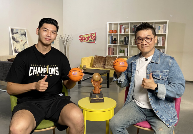 高雄全家海神胡珑贸（左）身着台湾运彩T1联盟冠军T恤，带着他的总冠军赛MVP奖杯参加《Sports会客室》节目录制。（中时新闻网摄）
