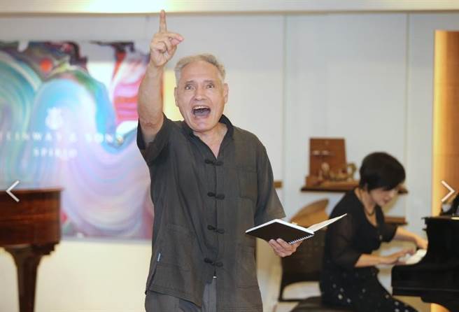 钢琴家魏乐富除了能弹琴，还可以担任说书人，由他的妻子叶绿纳担任钢琴演奏，两人携手呈现作曲家李斯特在台罕见演出的说唱剧，将在李斯特钢琴艺术节登场。（姚志平摄）