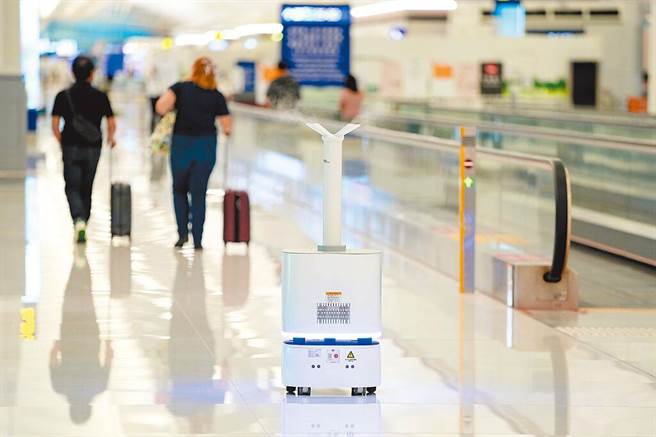 香港周五起將入境檢疫天數調整為3＋4。圖為香港國際機場內部。（圖／中新社）