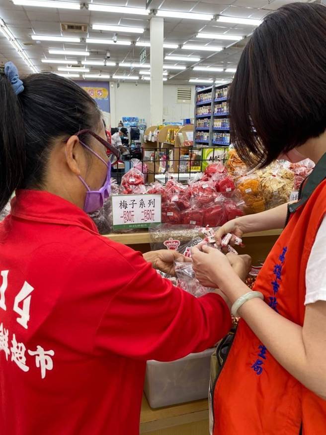 高雄市政府衛生局為了保障民眾祭拜食品的安全，衛生局至轄內賣場、超市、傳統市場、烘焙業等場所，抽驗中元節應節及祭祀食品，檢驗結果皆與規定相符。（高市衛生局提供／楊舒婷高雄傳真）