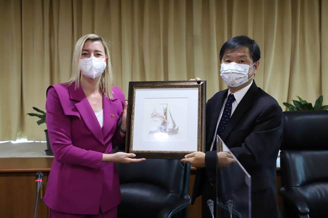 立陶宛交通政務次長愛格涅女士(Ms. Agne Vaiciukeviciute )及我交通部次長祁文中(交通部提供)