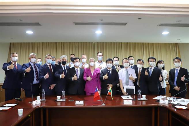 立陶宛交通及通訊部政務次長愛格涅女士(Ms. Agne Vaiciukeviciute )率該國政府官員拜會交通部，由祁文中次長代表接見。(交通部提供)