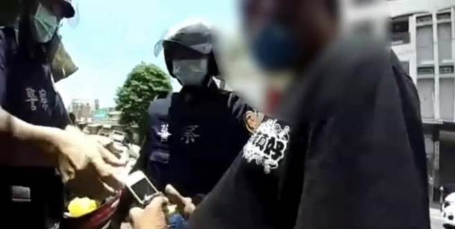 仁武大社警方在巡邏時兩度遇到卓姓男子。（翻攝照片／林瑞益高雄傳真）
