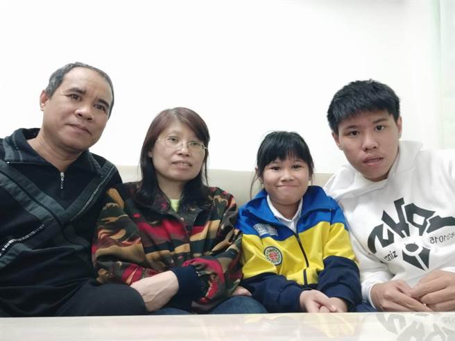 温馨父亲节 新住民爸爸用爱陪孩子成长。（新北市教育局提供）