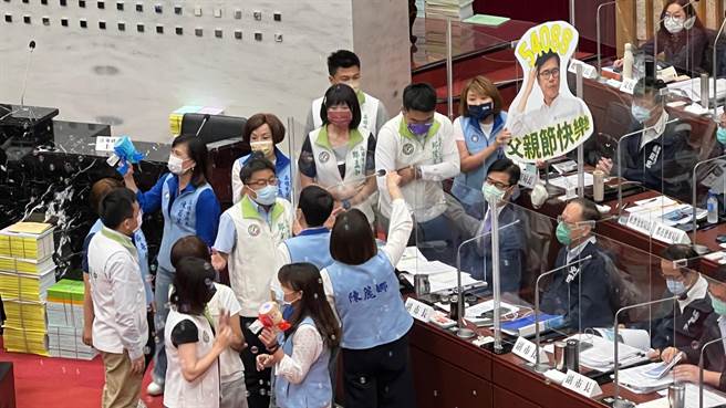 今天是父亲节，高雄市议会国民党团质询时，送给市长陈其迈一份礼物，狠酸只会当「泡泡市长」自吹自擂、大内宣。（柯宗纬摄）