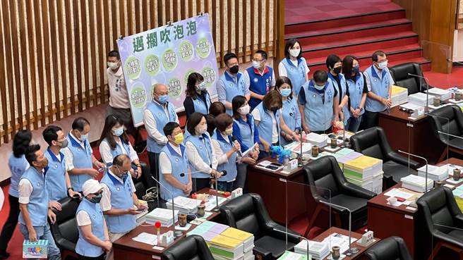 今天是父亲节，高雄市议会国民党团质询时，送给市长陈其迈一份礼物，狠酸只会当「泡泡市长」自吹自擂、大内宣。（柯宗纬摄）