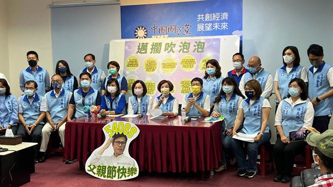 今天是父亲节，高雄市议会国民党团质询时，送给市长陈其迈一份礼物，狠酸只会当「泡泡市长」自吹自擂、大内宣。（柯宗纬摄）