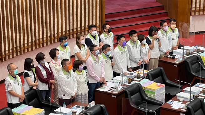 高市议会民进党团总召郑光峰反酸，国民党只会杯葛，却不认真做功课。（柯宗纬摄）