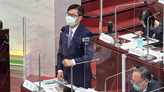 高雄市长陈其迈在答询时，一度哽咽说，「我会用我的生命，全力捍卫高雄，让高雄更好」。（柯宗纬摄）