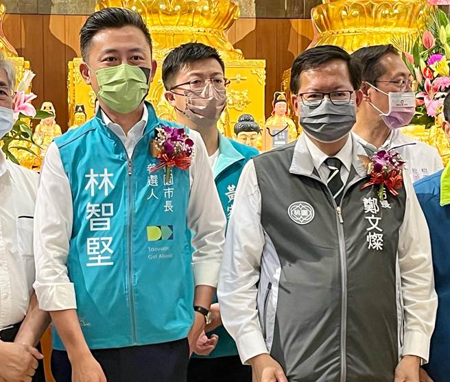桃园市长郑文灿（右）与民进党桃园市长参选人林智坚（左）出席鸿福寺中元普渡法会。（陈梦茹摄）