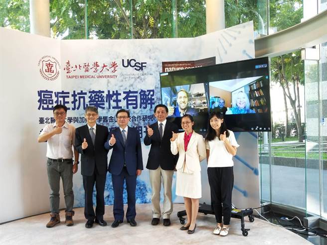 台北医学大学医学院临床医学研究所教授蔡坤志（右三）和加州大学旧金山分校Valerie Weaver教授组成跨国研究团队，找到癌症抗药性的根本原因。（王家瑜摄）