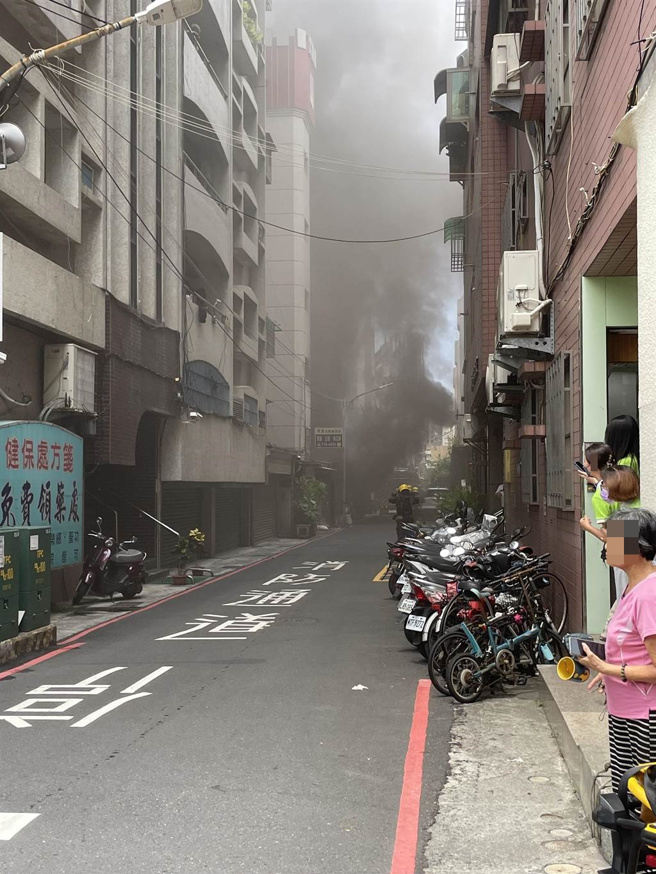 高雄市苓雅区辅仁路8日中午公寓传出火警，疑似为地下室水电材料燃烧，目前尚有人员受困在屋内。（高市苓雅分局提供／杨舒婷高雄传真）