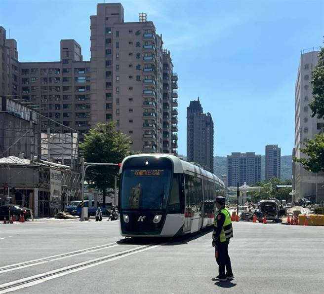 高雄轻轨C20台铁美术馆站至C24爱河之心站6日开始行车测试，为了让市民熟悉路段通行，高雄市交通警察大队从6日起至13日为期8天，每日上午8时至下午7时派出交通警察、义交在11个路口疏导交通。（高雄市交通警察大队提供／崔正纲高雄传真）