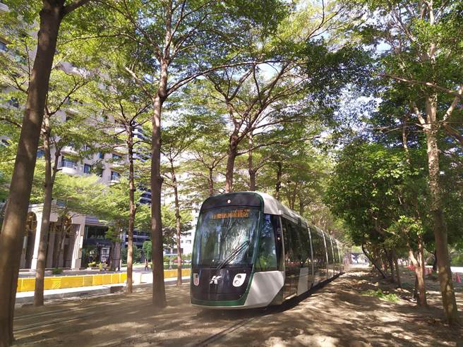 高雄轻轨C20台铁美术馆站至C24爱河之心站6日开始行车测试，列车运行测试行经美术馆路、大顺一路段。（高雄市捷运工程局提供／崔正纲高雄传真）