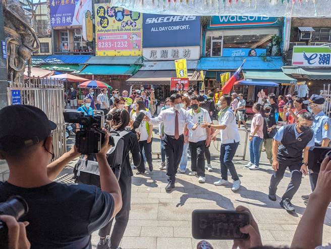 民进党新北市参选人林佳龙今天前往新北市芦洲区的涌莲寺参香，联访时猛批新北市长侯友宜的社会住宅成绩挂零，要求市府不要欺骗选民。