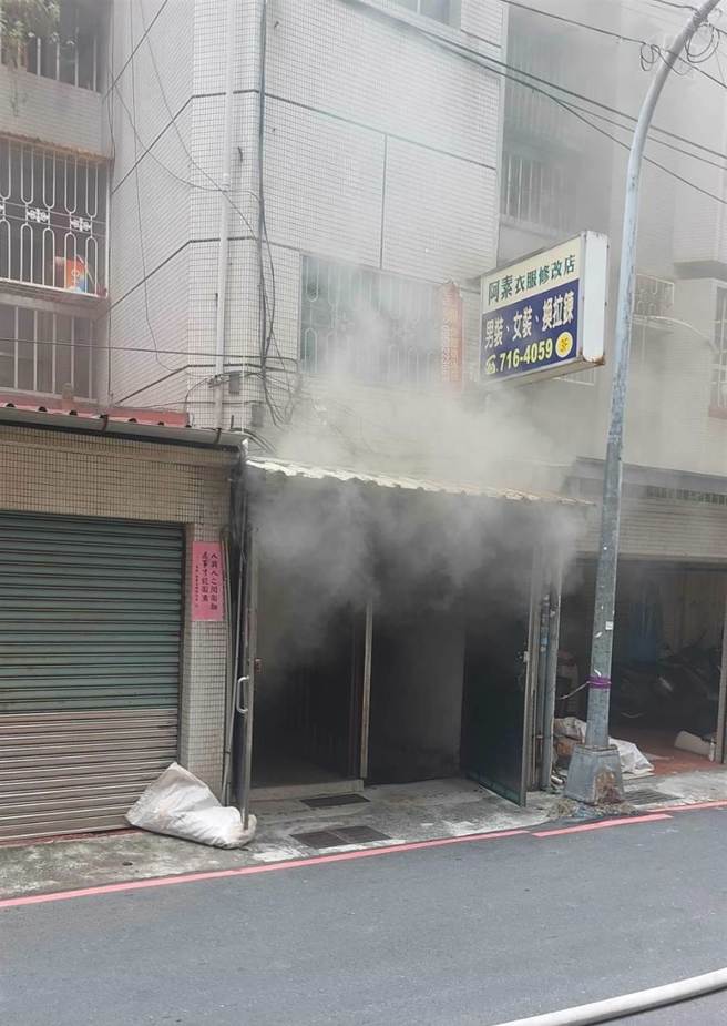 高雄市苓雅区辅仁路公寓8日中午11时35纷分传出火警，火势于中午12时29分扑灭，受困人员全数安置于顶楼，无人员伤亡。（高市消防局提供／杨舒婷高雄传真）
