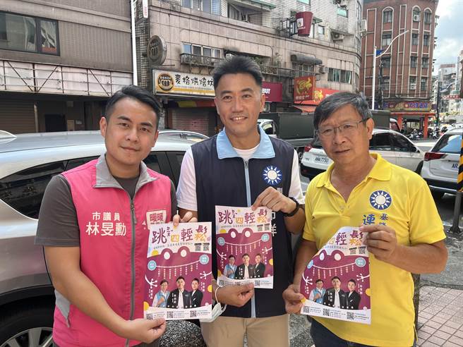 基隆市副議長林沛祥（中）、市議員連恩典（右）、林旻勳（左）8日宣布，15日起暖暖區多一條通往南港、松山跳蛙公車。（陳彩玲攝）