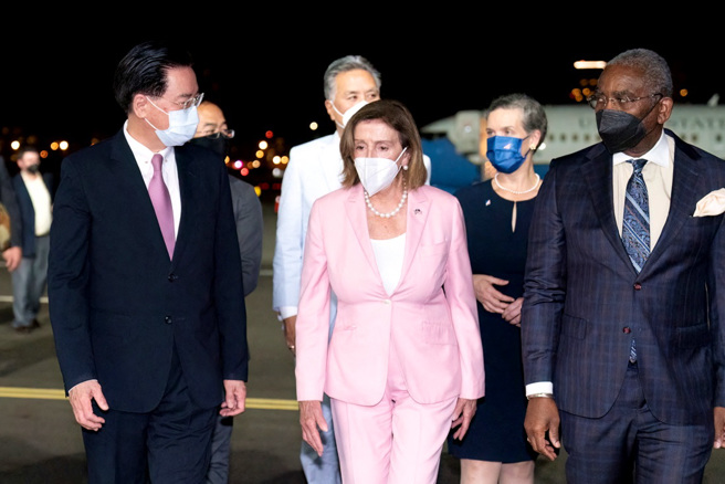 前新加坡外交部長楊榮文3日表示，美國眾議院議長裴洛西（Nancy Pelosi）2日晚間飛抵台灣時，美國與中國大陸都已經做好「開戰」準備。（圖／路透社、外交部提供）