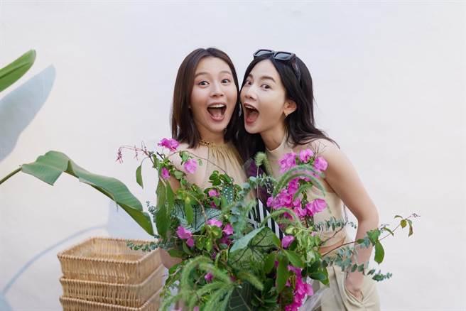 劉品言（左）提前辦生日會，好友曾之喬驚喜現身。（鴻言娛樂提供）