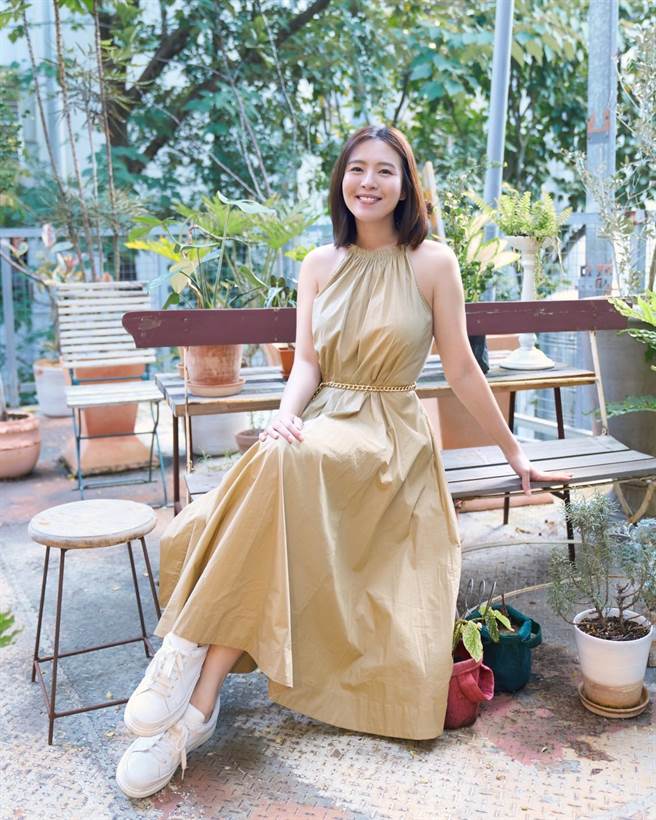 劉品言今年以優雅洋裝出席生日會。（鴻言娛樂提供）