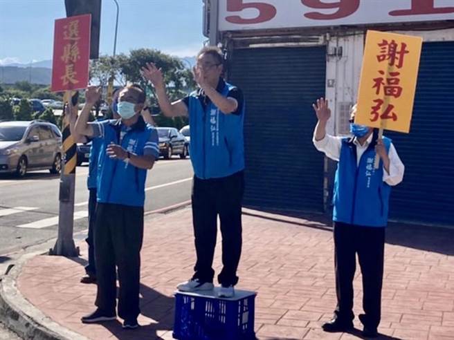 国民党提名苗栗县长参选人谢福弘8日展开路口拜票。（谢福弘团队提供／李京升苗栗传真）