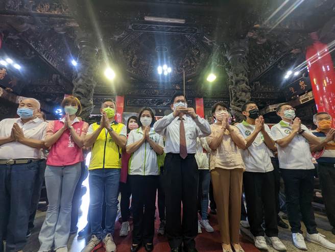 民进党新北市长参选人林佳龙近日勤跑地方造势，今(8)日在民进党三重、芦洲立委林淑芬，以及在地议员、议员参选人的陪同下，前往新北市芦洲区的保和宫及涌莲寺参香祈福。(黄敬文摄)