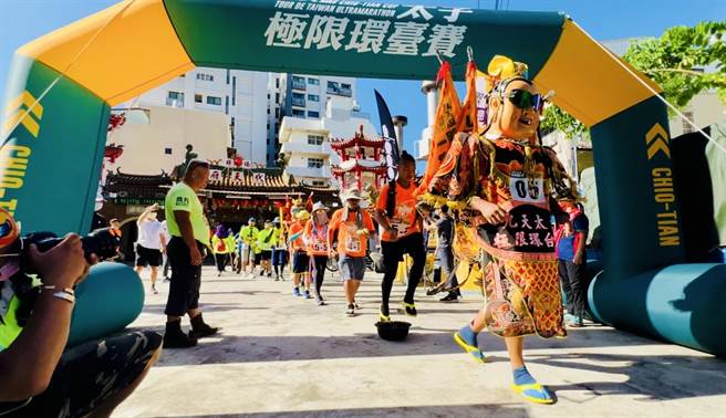高雄高級中學儀隊此次酷夏靠著滿腔的熱血，參加九天民俗技藝團所辦的「極限環台賽」，以身扛三太子徒步行走的方式，完成了雄中百年以來的首次壯舉。（高市教育局提供／楊舒婷高雄傳真）