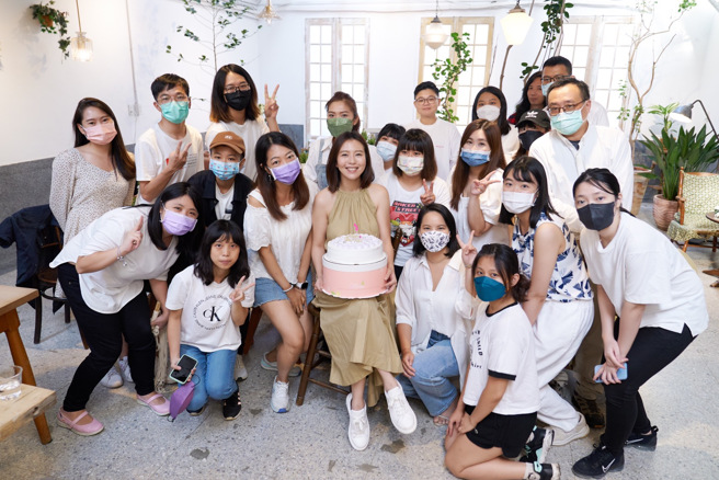 劉品言和20位粉絲歡度生日。（鴻言娛樂提供）
