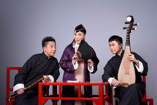 當評書對上京劇，近期評書家葉怡均（中）和國家文藝獎得主魏海敏合作，以評書《楊家魂》為魏海敏演出的《捧印》作前導，展現不同的傳統表演藝術之美。左、分別為演奏家侯廣宇和張士能。（林榮錄攝，魏海敏京劇藝術文教基金會提供）