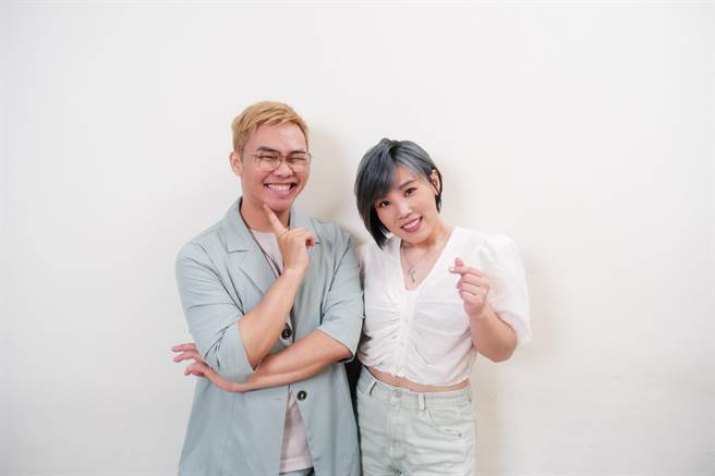 李佳薇（右）日前上那那大师节目宣传新专辑《痛快》。（小钢炮娱乐提供）