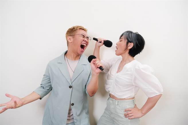 李佳薇（右）日前上那那大师节目宣传新专辑《痛快》。（小钢炮娱乐提供）