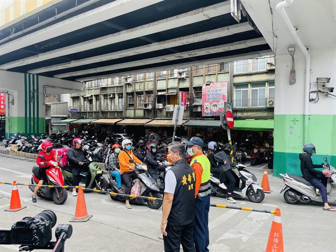 無黨籍基隆市長參選人黃希賢表示，基隆市區每逢假日交通壅塞，停車位一位難求，必須加速盤點可用空間闢建立體停車場。（無黨籍基隆市長參選人黃希賢提供／陳彩玲基隆傳真）