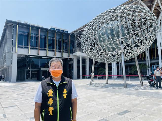 無黨籍基隆市長參選人黃希賢表示，基隆市區每逢假日交通壅塞，停車位一位難求，必須加速盤點可用空間闢建立體停車場。（無黨籍基隆市長參選人黃希賢提供／陳彩玲基隆傳真）