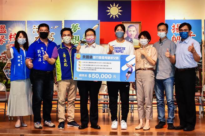 链球国手余雅倩（中右）在日本「2022织田干雄田径纪念赛」夺金，更打破全国纪录，县长杨文科（中左）颁发5万元奖励金。（罗浚滨摄）