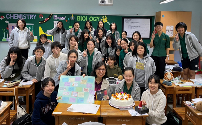 周芳妃是臺灣高中的首位化學博士女教師。(照片/教育部提供)