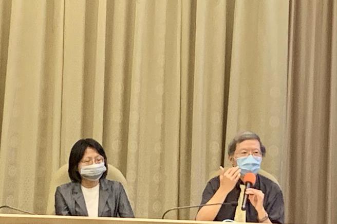 （中研院王平院士（右）、中研院李怡庭院士（左）說明台灣金融環境面臨的惡劣。圖／陳碧芬）