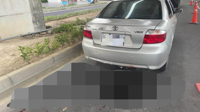 台中市大里区环中东路六段5日发生一起机车撞上停放快车道车祸，机车骑士撞上停放在快车道的自小客，现场满地鲜血，令人怵目惊心。（民眾提供／冯惠宜台中传真）