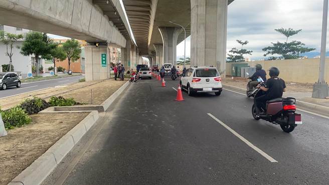 台中市大里区环中东路六段5日发生一起机车撞上停放快车道车祸，机车骑士撞上停放在快车道的自小客，现场满地鲜血，令人怵目惊心。（民眾提供／冯惠宜台中传真）