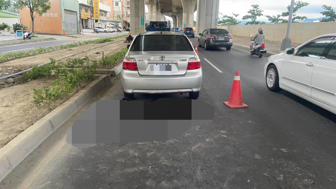 台中市大里区环中东路六段5日发生一起机车撞上停放快车道车祸，机车骑士撞上停放在快车道的自小客，现场满地鲜血，令人怵目惊心。（民眾提供／冯惠宜台中传真）