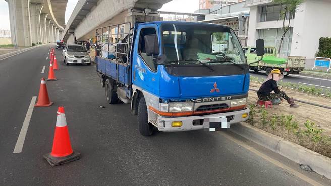 洪姓包商当时在进行分隔岛绿美化工程。（民眾提供／冯惠宜台中传真）
