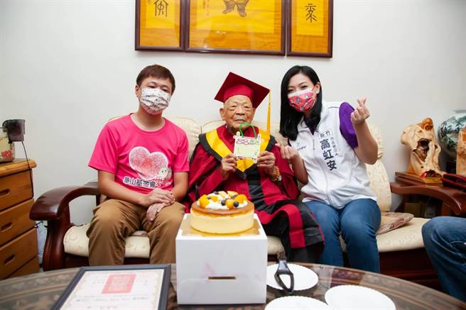 高虹安8日至新竹市百岁爷、现年102岁的林嘉涌家探望林爷爷，承诺当选市长一定要让新竹高龄长者过的开心。（民眾党提供／陈育贤新竹传真）