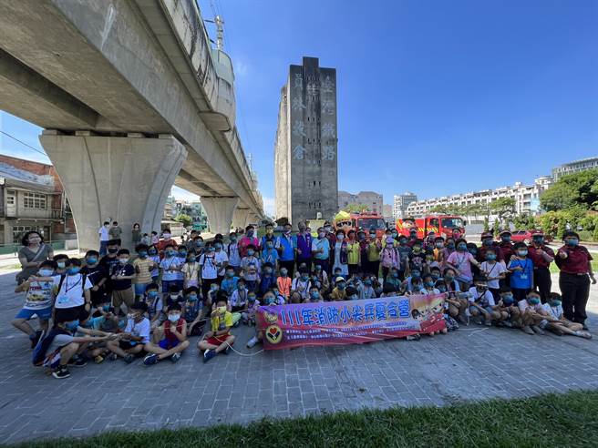 彰化县年年秒杀的消防小尖兵夏令营，今年由于报名人数眾多，共分成4个梯次举办，8月8日最后一梯在员林谷仓，小小消防员一起参加体验，学习防灾知识。（消防局提供／吴建辉彰化传真）