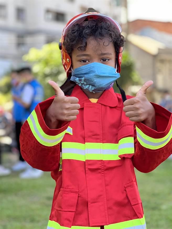 就连从美国返台过暑假的美国7岁小男孩Trent Graham也都慕名而来，指名要参加小小消防员。（消防局提供／吴建辉彰化传真）