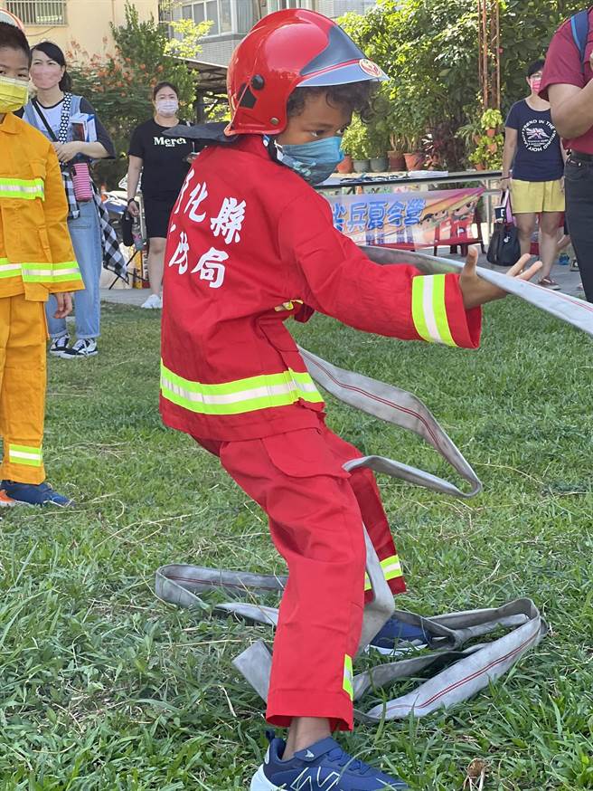 8日上午员林谷仓前聚集许多小小消防员，正如火如荼地准备受训，续练项目包括灭火、避难求生、救护及救溺等四大项。（消防局提供／吴建辉彰化传真）