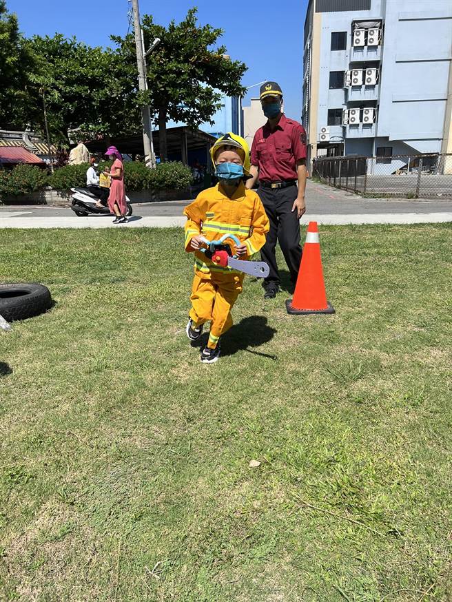 小小消防员们在消防员的引导下，手忙脚乱的完成任务，透过丰富与多元的消防课程，让小朋友学习基础的应变能力。（消防局提供／吴建辉彰化传真）