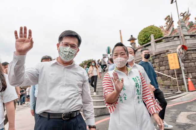 民进党新北市议员参选人彭莉惠（右）。（图／翻摄自彭莉惠脸书）